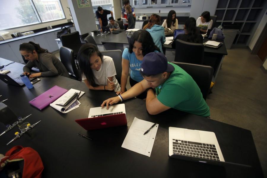 Students do science lab work on laptops. (Francine Orr/Los Angeles Times/TNS)