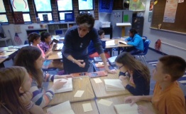 A teacher helps autistic students in the classroom. Photo from the official Organization for Autism Research website