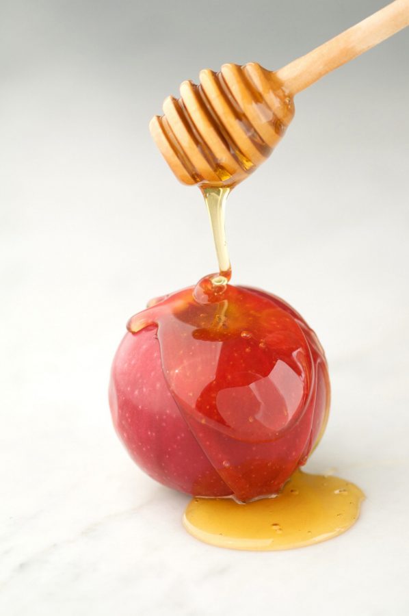 Apples+and+honey+are+a+traditional+pairing+to+celebrate+Rosh+Hashanah.+%28Doug+Young%2FNewsday%2FMCT%29
