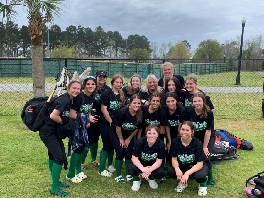 The+varsity+softball+team+traveled+to+Myrtle+Beach+for+a+spring+break+tournament.++Senior+Kelsey+Mize+%28pictured+in+the+first+row+on+the+left%29+said%2C+%E2%80%9CI+was+looking+forward+to+just+being+in+Myrtle+Beach+and+hanging+out+with+everybody+-+seeing%2C+you+know%2C+the+different+relationships+we+all+have+together.%E2%80%9D
